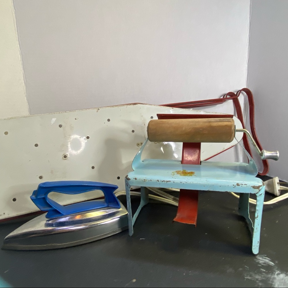 Vintage 1950’s iron, board and 1930’s wringer Sold - Picture 7 of 7